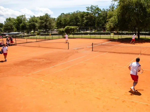 Campi da tennis al campeggio Roan di Bijela Uvala.