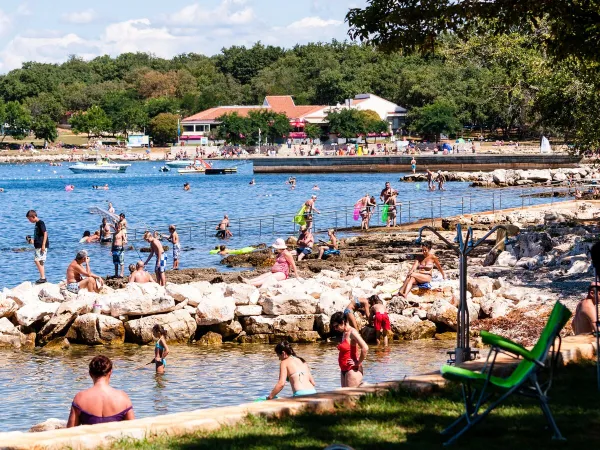 Spiaggia di ciottoli al Roan camping Park Umag.