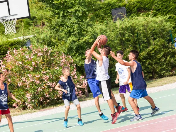 Campo da basket al campeggio Roan San Francesco.