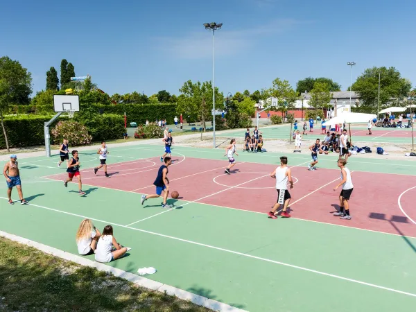 Giocare a basket al campeggio Roan San Francesco.