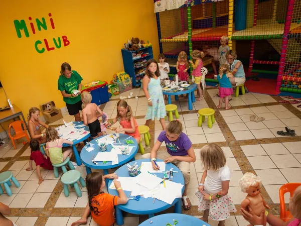 Animazione per bambini al Roan camping hu Norcenni Girasole village.
