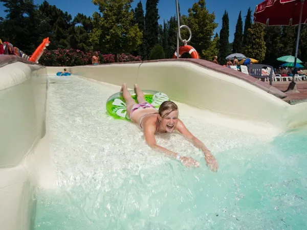 Scivolo in piscina al campeggio Roan hu Norcenni Girasole.