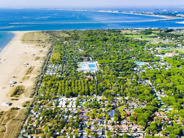 ripresa panoramica con droni del campeggio van Roan di Marina Di Venezia.