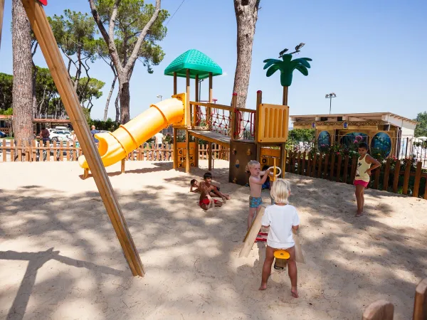 I bambini giocano nel parco giochi del campeggio hu Fabulous village.