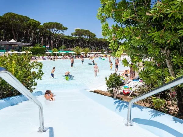 Piscina colorata al villaggio Roan hu Fabulous village.