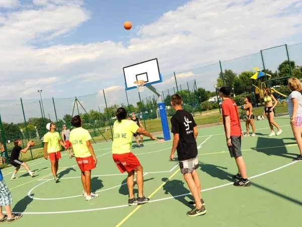 Giocare a pallacanestro al campeggio Turistico Roan.