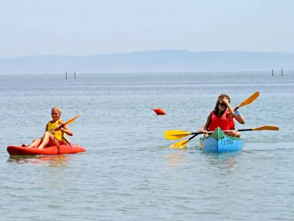 Canoa sulla spiaggia del Roan camping Turistico.