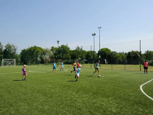 Giocare a calcio al campeggio Turistico Roan.