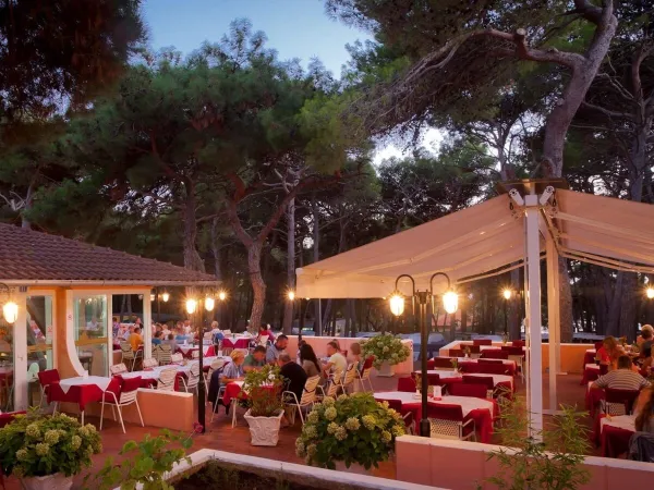 Ristorante all'aperto del campeggio Roan Cikat.