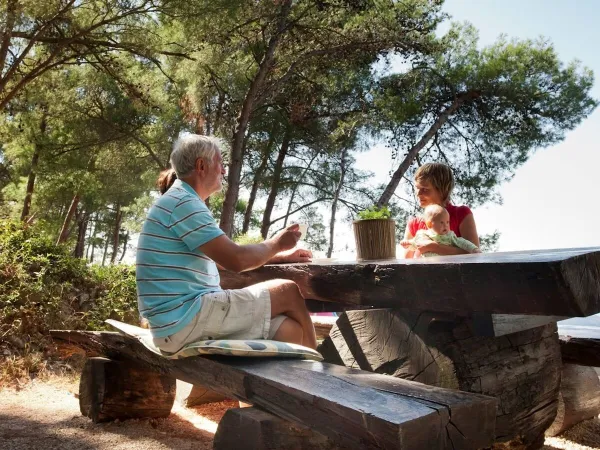 Mangiare al tavolo da picnic del campeggio Roan Cikat.