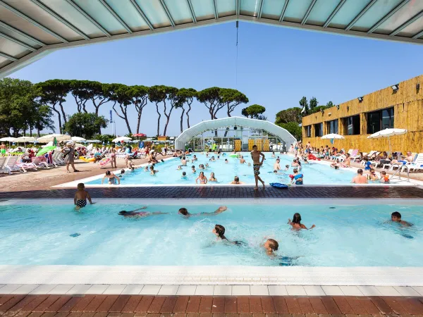 Piscina che può essere coperta al Roan camping Park Albatros.