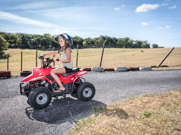 Miniquad a cavallo nel campeggio Roan Avit Loisirs.