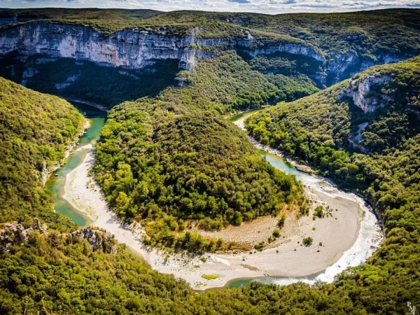 Fiume Ardeche vicino al campeggio Roan Le Pommier.