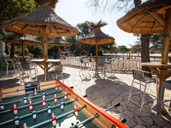 Terrazza con tavolo da calcio al Roan camping La Pierre Verte.