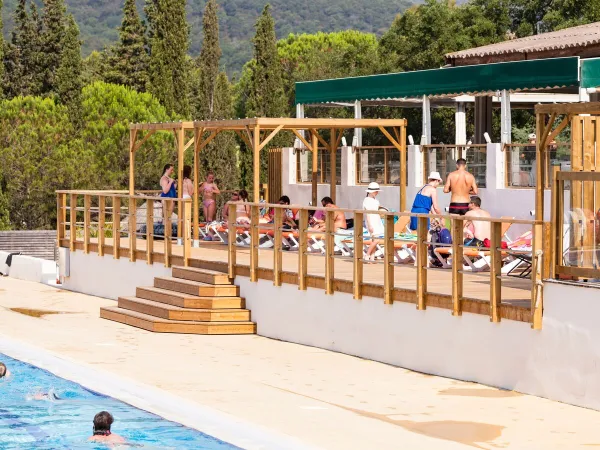 Lettini a bordo piscina al Roan camping Domaine Naïades.