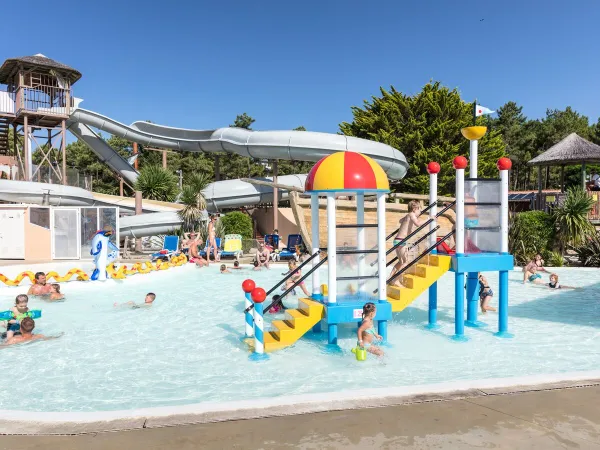 Piscina per bambini con dispositivo d'acqua al Roan camping Le Vieux Port.