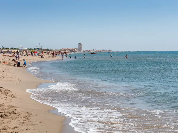 Spiaggia sabbiosa e mare vicino al Roan camping Les Sablines.