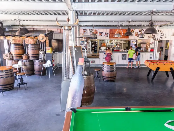 Un bar nel campeggio Roan Méditerranée.