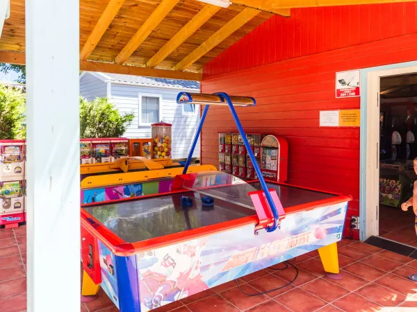 Giocare a air hockey al Roan camping Méditerranée.