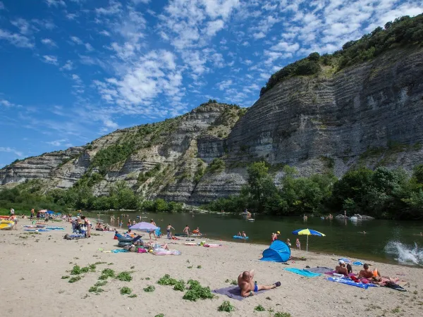 Spiaggia sull'Ardèche al campeggio Roan La Grand Terre.