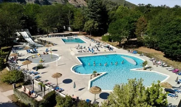 Panoramica della piscina del campeggio Roan La Grand Terre.