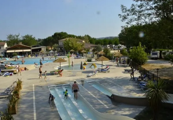 Una panoramica della piscina del campeggio Roan La Grand'Terre.