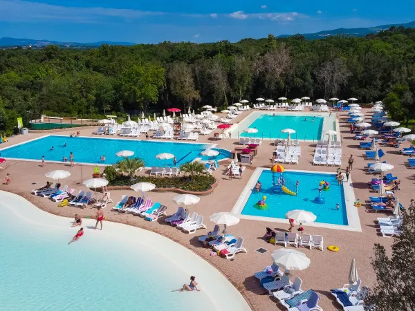 Il complesso di piscine del campeggio Roan di Montescudaio.