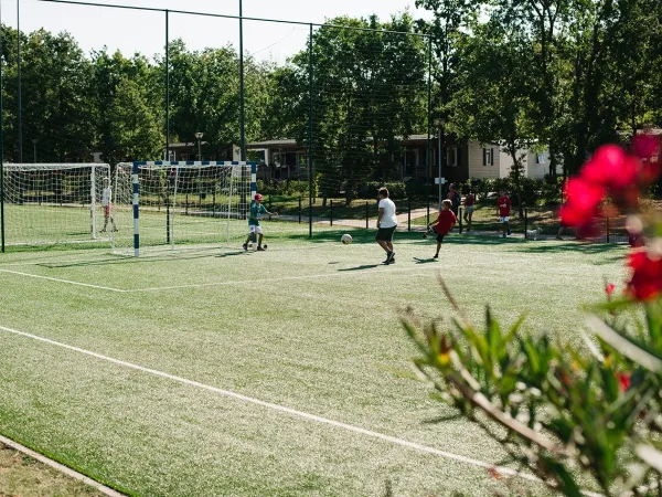 Il campo sportivo del Roan Camping Bijela Uvala.