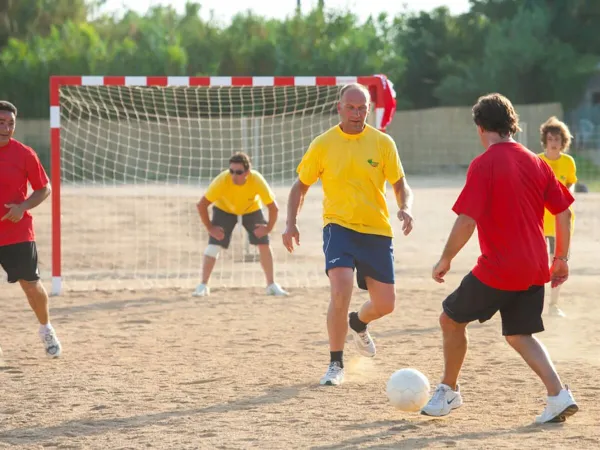 2 squadre giocano a calcio al Roan Camping El Pinar.