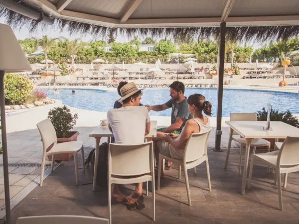 Terrazza accanto alla piscina del Roan camping Tucan.