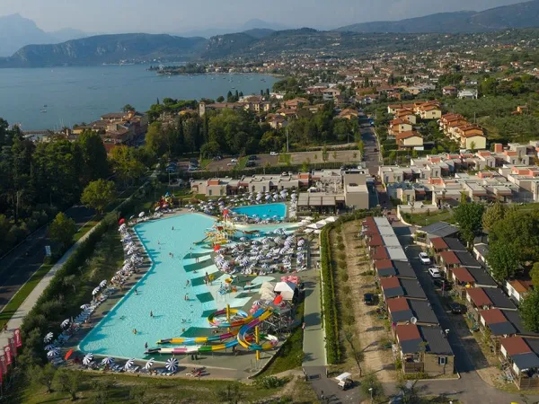Panoramica degli alloggi Roan e della piscina del campeggio Roan di Cisano San Vito.