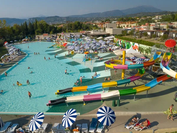 Complesso di piscine con scivoli e giochi d'acqua al campeggio Roan di Cisano San Vito.