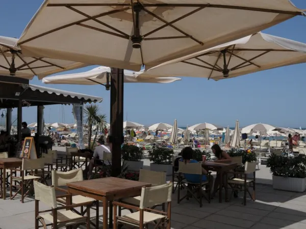 Terrazza sulla spiaggia del Roan camping Adriano Village.