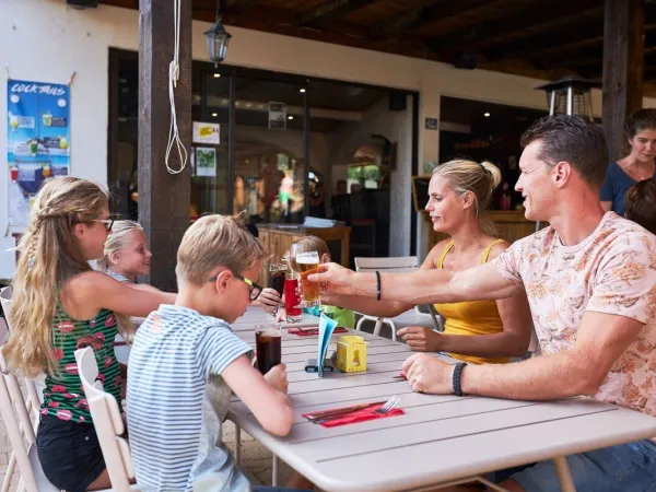 Aperitivo in famiglia al campeggio Roan Les Collines.