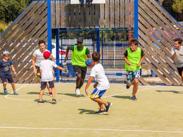 Campo da basket al campeggio Roan La Sardane.