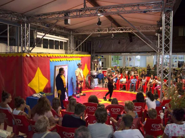 Spettacolo per bambini al campeggio Roan Lido Verbano.