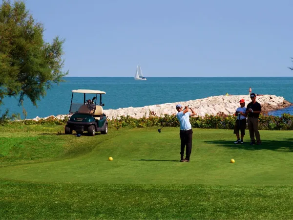 Campo da golf a 18 buche presso il Roan camping Pra'delle Torri.