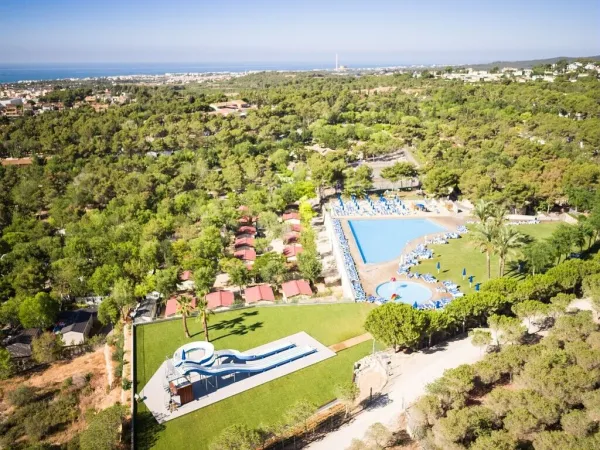 Panoramica del complesso di piscine del campeggio Roan Vilanova Park.