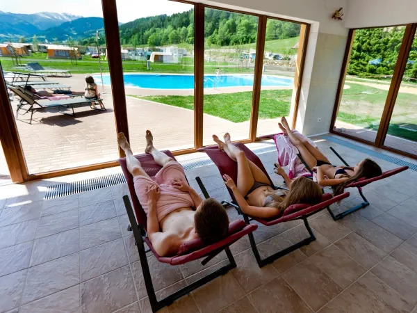 Lettini a bordo piscina al Roan camping Bella Austria.