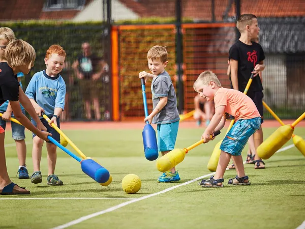 Club per bambini con attività all'aperto al campeggio Roan Terspegelt.