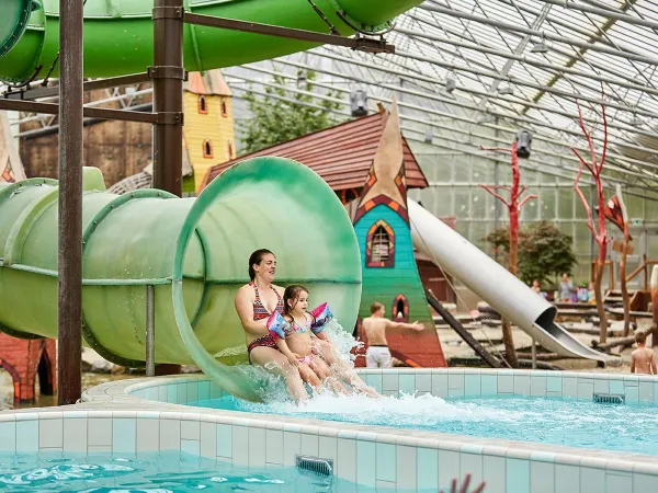 Scivolate nella piscina coperta del Roan camping Terspegelt.