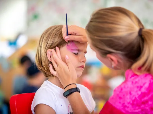 Attività di face painting al campeggio Roan di Bella Austria.