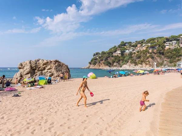 La spiaggia del campeggio Roan Cala Canyelles.