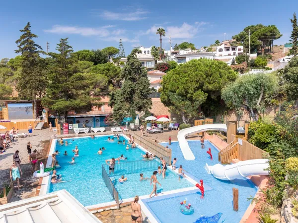 Panoramica della piscina del campeggio Roan Cala Canyelles.