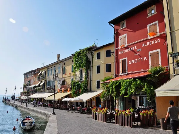 Attraente villaggio di Lazise vicino al campeggio Roan Altomincio.