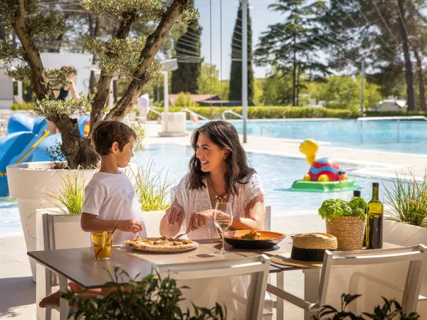 Mangiare al ristorante della piscina del Roan camping Valkanela.