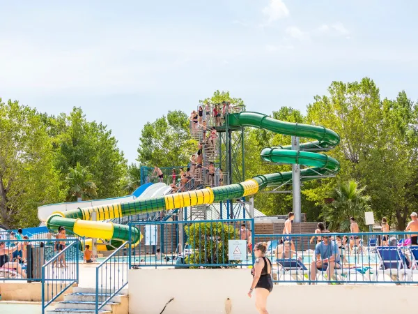 Piscina con scivolo al campeggio Roan Domaine de La Yole.