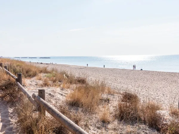 Spiaggia e mare vicino al Roan camping Domaine de La Yole.