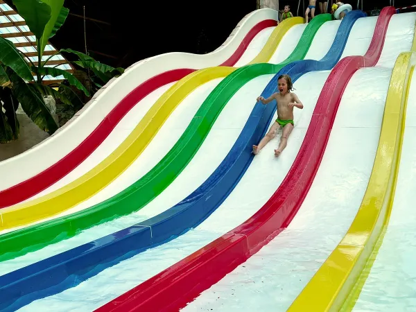 Scivolo colorato al campeggio Roan des Ormes.