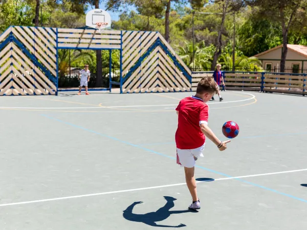 Il campo polisportivo del campeggio Roan Vilanova Park.